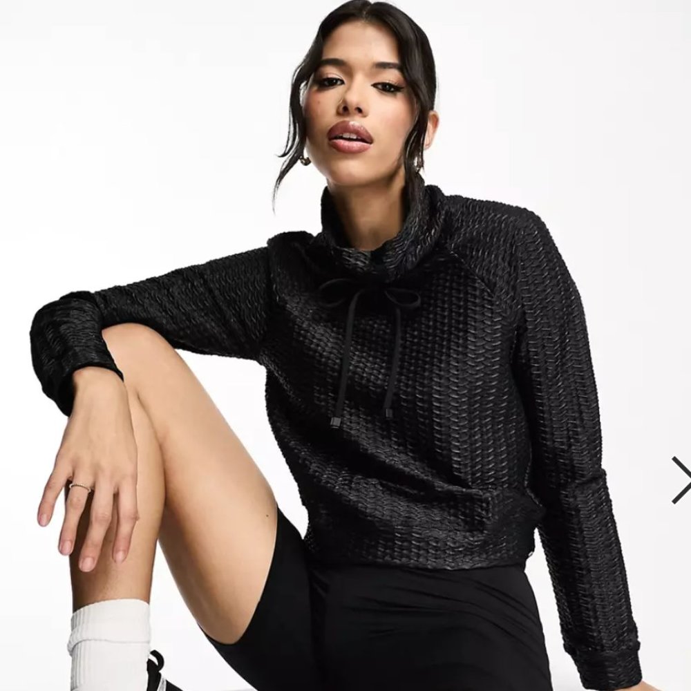 Koral Pump Meia hoodie in black